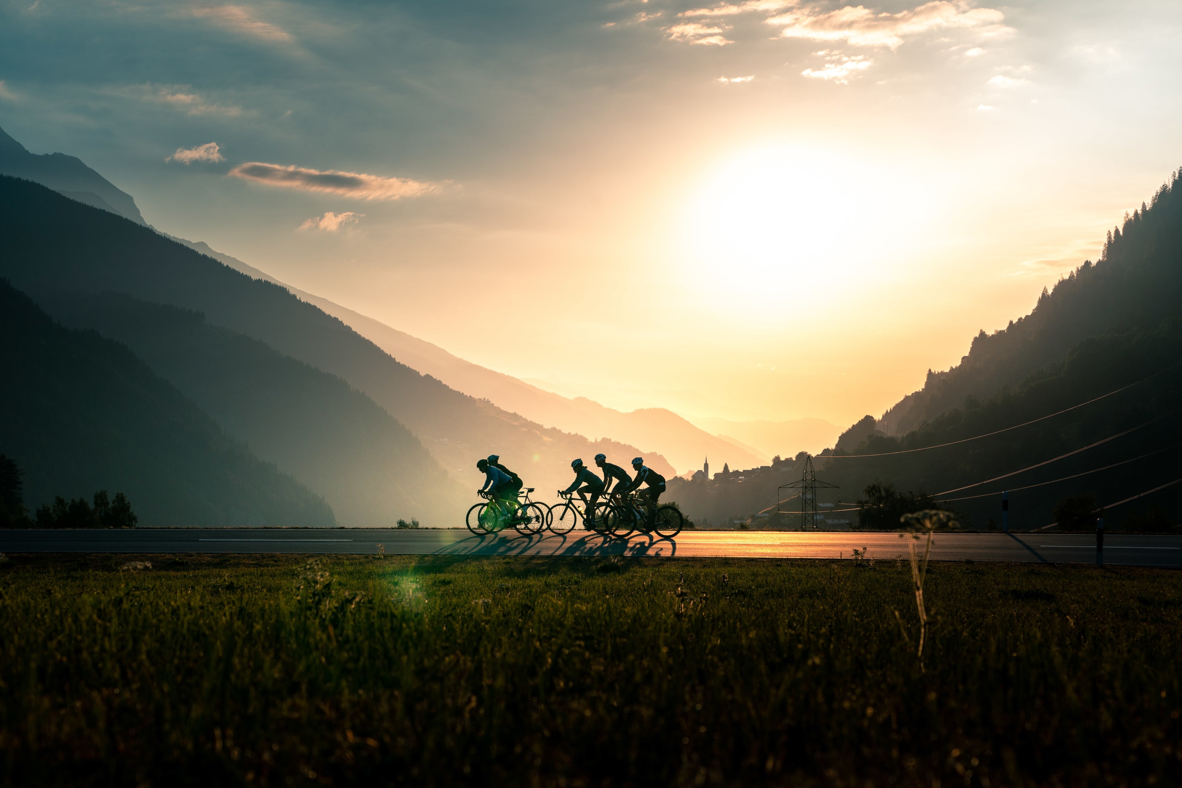 Gruppe Radfahrer fährt in den Sonnenuntergang